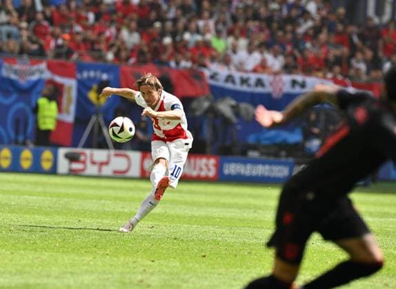 (240619) -- HAMBURG, June 19, 2024 -- Luka Modric of Croatia competes during the UEFA EURO, EM, Europameisterschaft,Fussball 2024 Group B match between Croatia and Albania in Hamburg, Germany on June 19, 2024. ) (SP)GERMANY-HAMBURG-FOOTBALL-EURO 2024-CROATIA VS ALBANIA RenxPengfei 