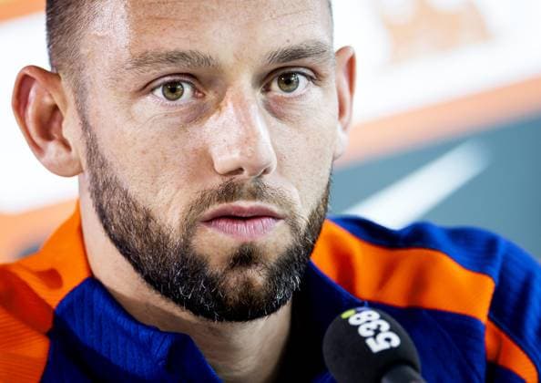 WOLFSBURG - Stefan de Vrij during a media moment of the Dutch national team, Nationalteam in the Volkswagen Arena on June 19, 2024 in Wolfsburg, Germany. The Dutch national team is preparing for the group match at the European Football Championship in Germany against France. ANP KOEN VAN WEEL UEFA EURO, EM, Europameisterschaft,Fussball 2024 Germany 2024 xVIxANPxSportx xxANPxIVx 501496702 originalFilename: 501496702.jpg