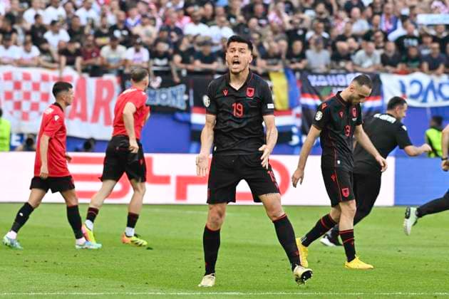 GER, Euro 2024, Group B, Croatia HRV vs Albania ALB 19 06 2024, Volksparkstadion, GER, Euro 2024, Group B, Croatia HRV vs Albania ALB in picture Klaus Gjasula ALB 08 shoots the goal to 2 2 for Albania past goalkeeper Dominik Livakovic HRV 01 and cheers with the team nordphotoxGmbH xWitke nph00002