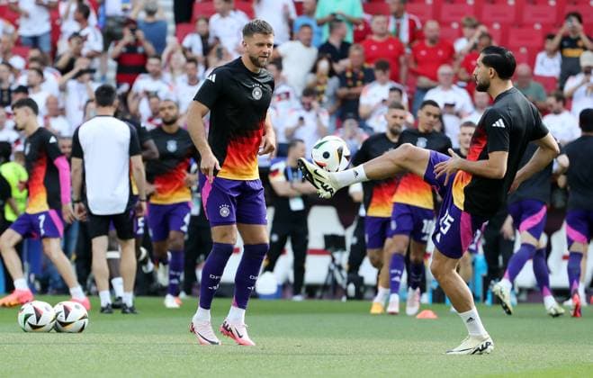 Niclas Füllkrug, Emre Can, players come to warm-up Sport Football Soccer European Championship Euro 2024 European Championship Men Season 2023 2024 19 06 2024 Germany GER vs Hungary HUN in Stuttgart DFL regulations prohibit any use of photographs as image sequences and or quasi video