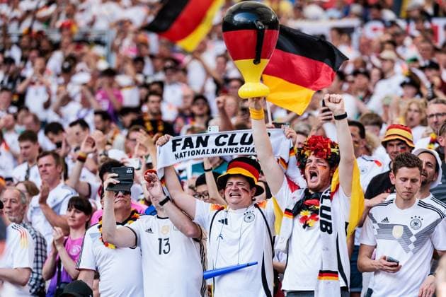 UEFA EURO 2024 Germany Hungary 19 06 2024 Fans of the German national team greet the team on the pitch UEFA EURO 2024 Germany Hungary Stuttgart Arena, Stuttgart on 19 06 2024 Copyright: xBEAUTIFULxSPORTS Wunderlx