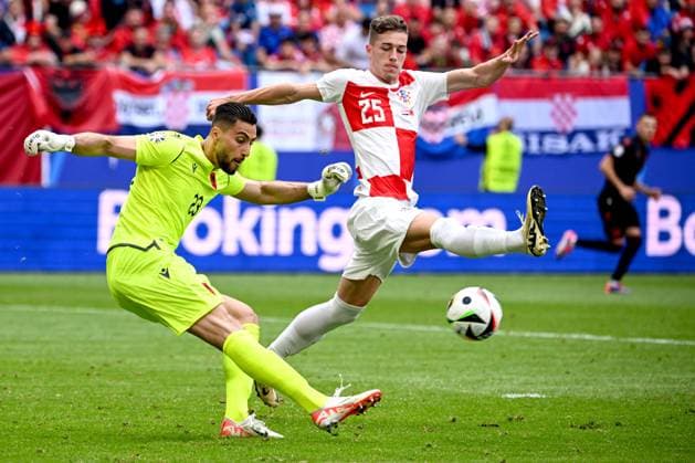 Croatia v Albania: Group B - UEFA EURO, EM, Europameisterschaft,Fussball 2024 HAMBURG, GERMANY - JUNE 19: Albania Goalkeeper Thomas Strakosha in action during the UEFA EURO 2024 group stage match between Croatia and Albania at Volksparkstadion on June 19, 2024 in Hamburg, Germany. MarkoxLukunic PIXSELL