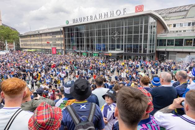 EM24 fan in Cologne, Scotland vs Switzerland Germany, Cologne on 19 06 2024 Many Scottish football fans have gathered on the stairs of Cologne Central Station.