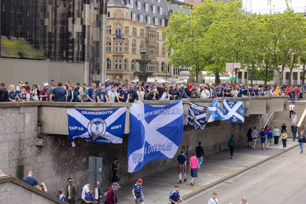 EM24 fan in Cologne, Scotland vs Switzerland Germany, Cologne on 19 06 2024 Many Scottish football fans have gathered on the stairs of Cologne Central Station in front of Cologne Cathedral.