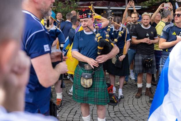 EM24 fan in Cologne, Scotland vs Switzerland Germany, Cologne on 19 06 2024 Scottish fans create a good atmosphere with bagpipe music Many Scottish football fans celebrated in the city center of Cologne before the game