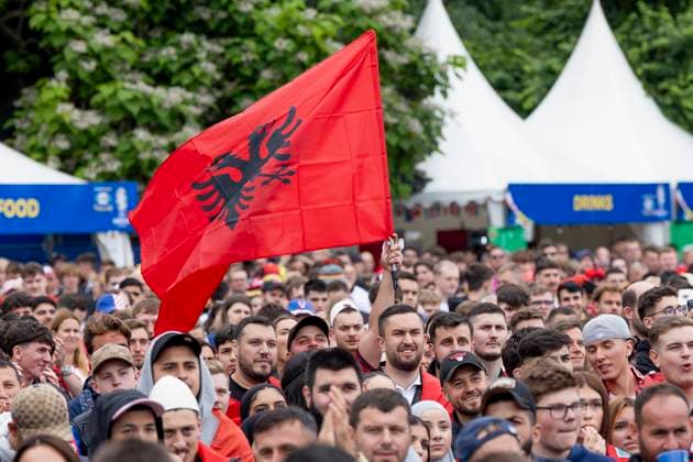 Fanzone Fan Mile Frankfurt am Main, 19 06 2024 Albanian flag, Flag, Flag, Fanzone Fan Mile Frankfurt, Frankfurt am Main, Fanzone Fan Mile, 19 6 2024 Copyright: xBEAUTIFULxSPORTS Gawlikx
