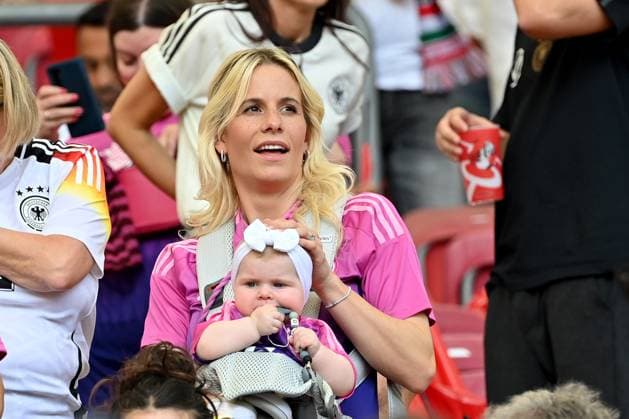 19 06 2024, xjrdrx, European Football Championship 2024, Germany Hungary emspor, v l Sina Groß wife of Pascal Groß Gross German National Football Team DFB with child DFL DFB REGULATIONS PROHIBIT ANY USE OF PHOTOGRAPHS as IMAGE SEQUENCES and or QUASI VIDEO Stuttgart