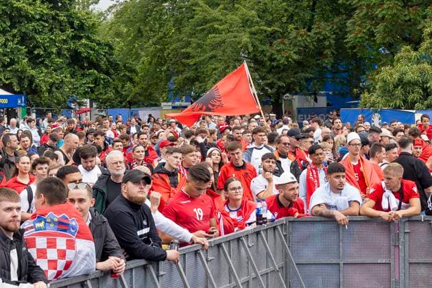 Fanzone Fan Mile Frankfurt am Main, 19 06 2024 Albanian flag, flag, Fanzone Fan Mile Frankfurt, Frankfurt am Main, Fanzone Fan Mile, 19 6 2024 Copyright: xBEAUTIFULxSPORTS Gawlikx