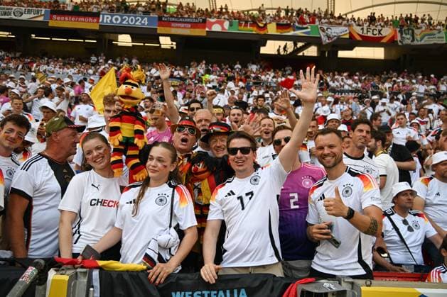 19 06 2024, xsltx, European Football Championship 2024, Germany Hungary emspor, v l symbol photo, symbol image, symbol fans, spectators, audience, tribute German fans DFL DFB REGULATIONS PROHIBIT ANY USE OF PHOTOGRAPHS as IMAGE SEQUENCES and or QUASI VIDEO Stuttgart