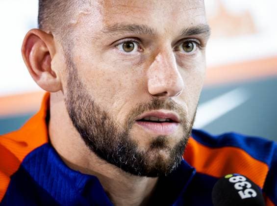 WOLFSBURG - Stefan de Vrij during a media moment of the Dutch national team, Nationalteam in the Volkswagen Arena on June 19, 2024 in Wolfsburg, Germany. The Dutch national team is preparing for the group match at the European Football Championship in Germany against France. ANP KOEN VAN WEEL UEFA EURO, EM, Europameisterschaft,Fussball 2024 Germany 2024 xVIxANPxSportx xxANPxIVx 501500962 originalFilename: 501500962.jpg