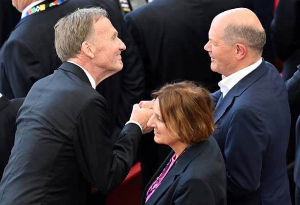 19 06 2024, xjhx, European Football Championship 2024, Germany Hungary emspor, v l Managing Director Hans Joachim Watzke Borussia Dortmund , Federal Chancellor Olaf Scholz SPD UEFA REGULATIONS PROHIBIT ANY USE OF PHOTOGRAPHS as IMAGE SEQUENCES and or QUASI VIDEO Stuttgart