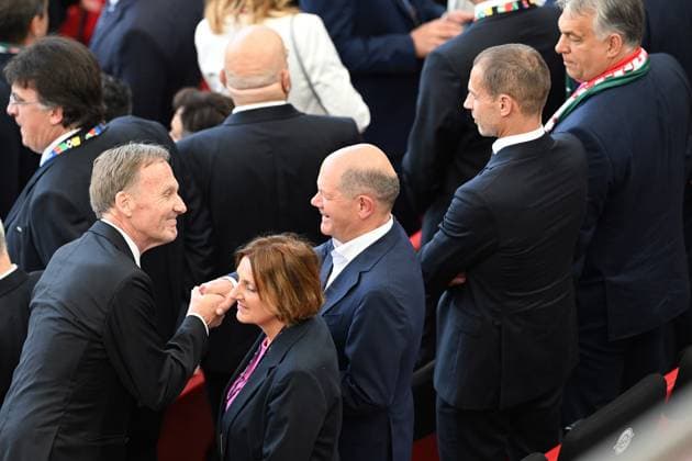19 06 2024, xjhx, European Football Championship 2024, Germany Hungary emspor, v l Managing Director Hans Joachim Watzke Borussia Dortmund , Federal Chancellor Olaf Scholz SPD UEFA REGULATIONS PROHIBIT ANY USE OF PHOTOGRAPHS as IMAGE SEQUENCES and or QUASI VIDEO Stuttgart