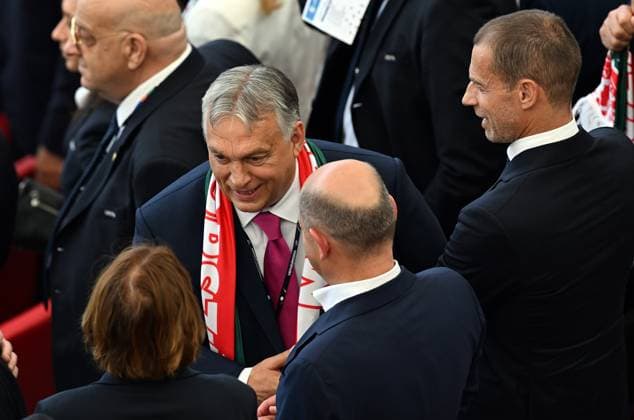 19 06 2024, xjhx, European Football Championship 2024, Germany Hungary emspor, f l Viktor Orban, Prime Minister of Hungary, Federal Chancellor Olaf Scholz SPD UEFA REGULATIONS PROHIBIT ANY USE OF PHOTOGRAPHS as IMAGE SEQUENCES and or QUASI VIDEO Stuttgart