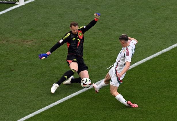 19 06 2024, xjhx, European Football Championship 2024, Germany Hungary emspor, v l Manuel Neuer German National Football Team DFB , Roland Sallai Hungary UEFA REGULATIONS PROHIBIT ANY USE OF PHOTOGRAPHS as IMAGE SEQUENCES and or QUASI VIDEO Stuttgart