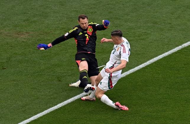 19 06 2024, xjhx, European Football Championship 2024, Germany Hungary emspor, v l Manuel Neuer German National Football Team DFB , Roland Sallai Hungary UEFA REGULATIONS PROHIBIT ANY USE OF PHOTOGRAPHS as IMAGE SEQUENCES and or QUASI VIDEO Stuttgart