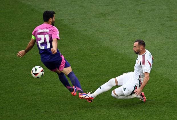 19 06 2024, xjhx, European Football Championship 2024, Germany Hungary emspor, v l Ilkay Gündogan German National Football Team DFB , Attila Fiola Hungary UEFA REGULATIONS PROHIBIT ANY USE OF PHOTOGRAPHS as IMAGE SEQUENCES and or QUASI VIDEO Stuttgart