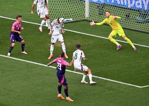 19 06 2024, xjhx, European Football Championship 2024, Germany Hungary emspor, v l Robert Andrich German National Football Team DFB , Bendeguz Bolla Hungary UEFA REGULATIONS PROHIBIT ANY USE OF PHOTOGRAPHS as IMAGE SEQUENCES and or QUASI VIDEO Stuttgart