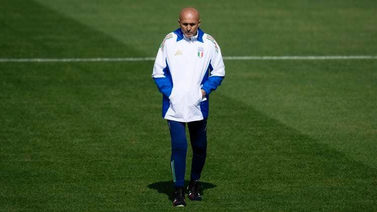 Italy training Luciano Spalletti, head coach of Italy, looks on during Italy training on the eve of the UEFA EURO, EM, Europameisterschaft,Fussball 2024 group stage football match against Spain. Hemberg-Stadion Germany Copyright: xNicolòxCampox