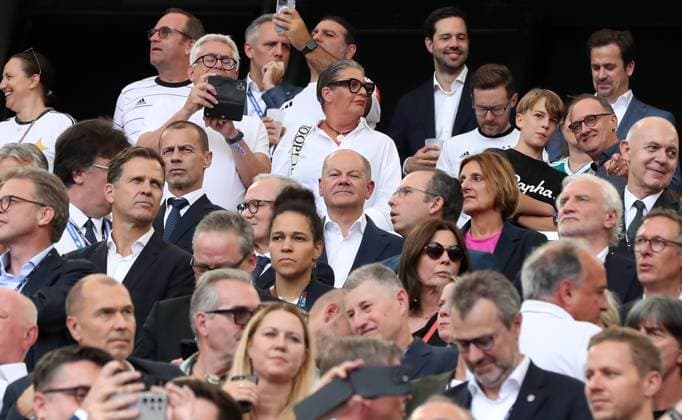 in the middle Federal Chancellor Olaf Scholz, left Aleksander Ceferin Sport Football European Football Championship Euro 2024 European Championship Men Season 2023 2024 19 06 2024 Germany GER vs Hungary HUN in Stuttgart DFL regulations prohibit any use of photographs as image sequences and or quasi video