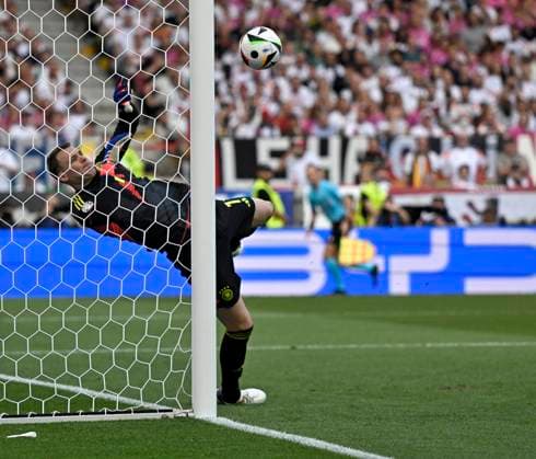 19 06 2024, Football UEFA EURO 2024, Preliminary round, Matchday 2, Germany Hungary, at Stuttgart Arena Goalkeeper Manuel Neuer Germany defends the ball