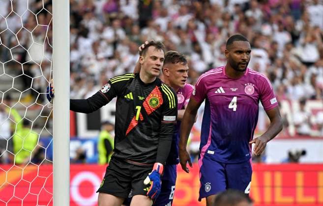 19 06 2024, Football UEFA EURO 2024, Preliminary round, Matchday 2, Germany Hungary, at Stuttgart Arena Goalkeeper Manuel Neuer Germany defends the ball and Josua Kimmich Germany and Jonathan Tah Germany praise him