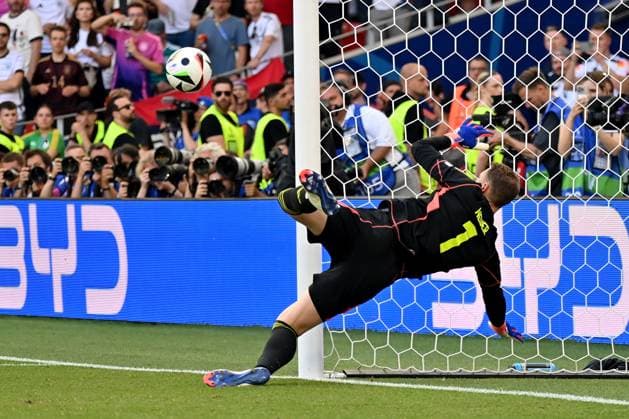 19 06 2024, xjrdrx, European Football Championship 2024, Germany Hungary emspor, v l Parade by Manuel Neuer German National Football Team DFB DFL DFB REGULATIONS PROHIBIT ANY USE OF PHOTOGRAPHS as IMAGE SEQUENCES and or QUASI VIDEO Stuttgart