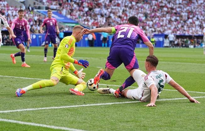 19 06 2024, Football UEFA EURO 2024, Preliminary round, Matchday 2, Germany Hungary, at Stuttgart Arena Ilkay Gündogan Germany vs. goalkeeper Peter Gulacsi Hungary