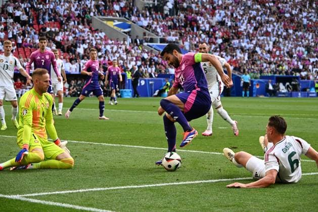 19 06 2024, xsltx, Football EM 2024, Germany Hungary emspor, v l Peter Gulasci Hungary, 1 , Ilkay Guendogan Gündogan, Germany, 21 , Willi Orban Hungary, 6 duel, duel, fight, tackle DFL DFB REGULATIONS PROHIBIT ANY USE OF PHOTOGRAPHS as IMAGE SEQUENCES and or QUASI VIDEO Stuttgart