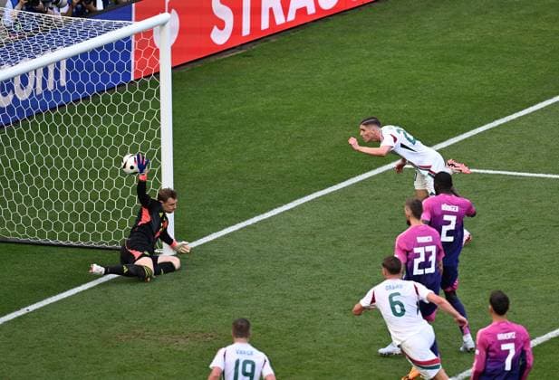19 06 2024, xjhx, Football EM 2024, Germany Hungary emspor, v l Manuel Neuer Deutsche Fussball Nationalmannschaft DFB , Roland Sallai Hungary abseitstor UEFA REGULATIONS PROHIBIT ANY USE OF PHOTOGRAPHS as IMAGE SEQUENCES and or QUASI VIDEO Stuttgart