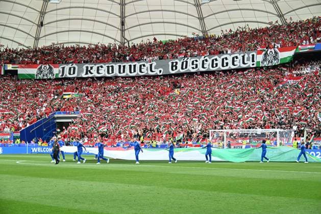 19 06 2024, xsltx, European Football Championship 2024, Germany Hungary emspor, v l symbol photo, symbol image, symbol fans, spectators, audience, tribute choreo, choreography, choreography Hungary DFL DFB REGULATIONS PROHIBIT ANY USE OF PHOTOGRAPHS as IMAGE SEQUENCES and or QUASI VIDEO Stuttgart
