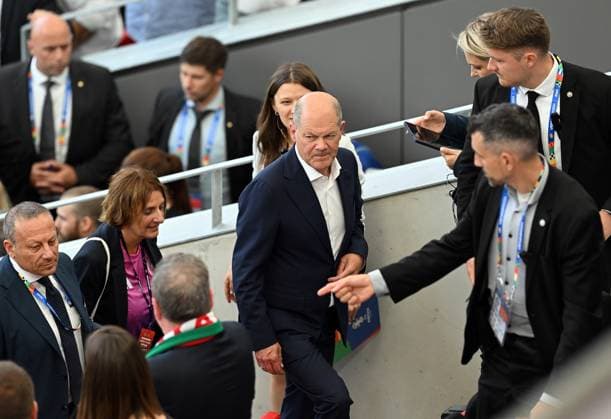 19 06 2024, xjhx, European Football Championship 2024, Germany Hungary emspor, v l Federal Chancellor Olaf Scholz SPD UEFA REGULATIONS PROHIBIT ANY USE OF PHOTOGRAPHS as IMAGE SEQUENCES and or QUASI VIDEO Stuttgart