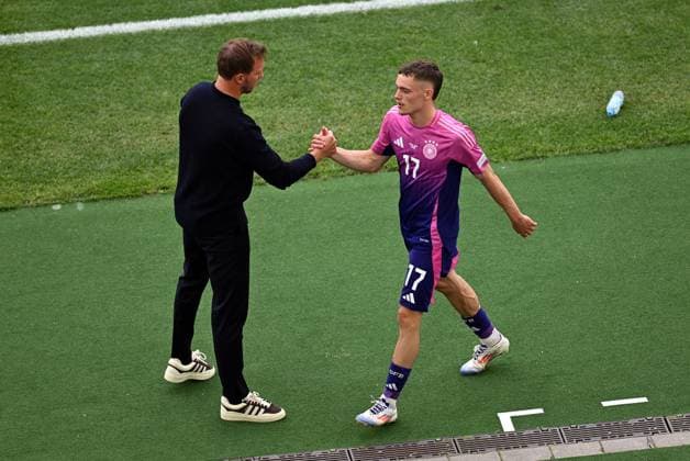 19 06 2024, xjhx, European Football Championship 2024, Germany Hungary emspor, v l Coach Julian Nagelsmann German National Football Team DFB , Florian Wirtz German National Football Team DFB Substitution Substitution shakehands UEFA REGULATIONS PROHIBIT ANY USE OF PHOTOGRAPHS as IMAGE SEQUENCES and or QUASI VIDEO Stuttgart