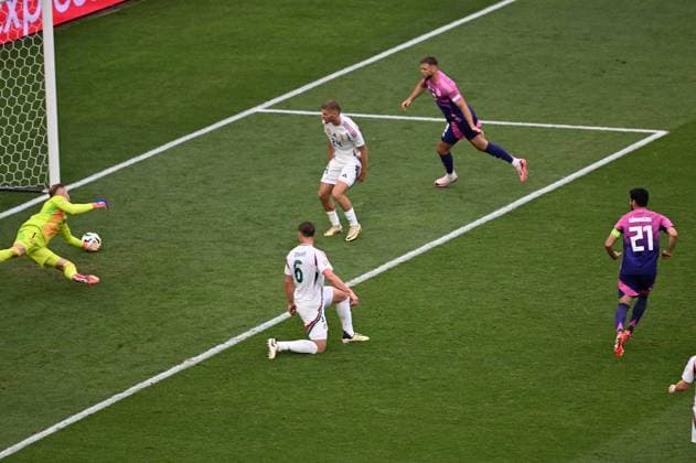 19 06 2024, xjhx, Football EM 2024, Germany Hungary emspor, v l Peter Gulacsi Hungary , Ilkay Gündogan German Football National Team DFB Goal scored, erziehlt das Tor zum 2 0 UEFA REGULATIONS PROHIBIT ANY USE OF PHOTOGRAPHS as IMAGE SEQUENCES and or QUASI VIDEO Stuttgart