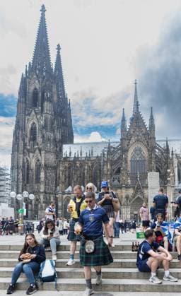 Scotland v Switzerland - UEFA EURO, EM, Europameisterschaft,Fussball 2024 Scotland fans are standing in front of Cologne Cathedral during the Scotland vs Switzerland match at UEFA Euro 2024 in Cologne, Germany, on June 19, 2024. Cologne Germany  Copyright: xFotoxOlimpikx originalFilename:jastrzebowski-scotland240619_npuH5.jpg