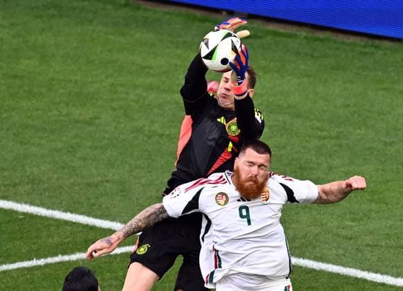 19 06 2024, xjhx, European Football Championship 2024, Germany Hungary emspor, v l Manuel Neuer German National Football Team DFB , Martin Adam Hungary UEFA REGULATIONS PROHIBIT ANY USE OF PHOTOGRAPHS as IMAGE SEQUENCES and or QUASI VIDEO Stuttgart
