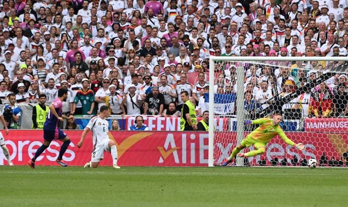 Ilkay Gündogan Germany , left , scores against goalkeeper PÃ ter Gulacsi Hungary , Peter Gulacsi the goal to 2 0 19 06 2024, European Football Championship 2024, Preliminary round, Matchday 2 Germany Hungary Stuttgart MHP Arena Baden Württemberg Germany Team2