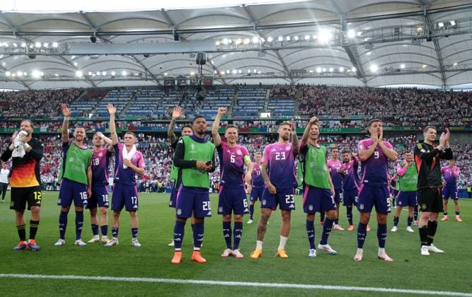 Goalkeeper Oliver Baumann, Waldemar Anton, Maximilian Mittelstädt , Florian Wirtz, Benjamin Henrichs, Joshua Kimmich, Robert Andrich, Thomas Müller, Niclas Füllkrug, goalkeeper Manuel Neuer clap and wave to relatives, German team cheers celebrates 2 0 victory Sport Football Soccer European Championship Euro 2024 European Championship Men Season 2023 2024 19 06 2024 Germany GER vs Hungary HUN in Stuttgart DFL regulations prohibit any use of photographs as image sequences and or quasi video