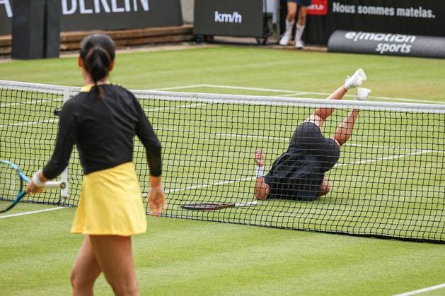 Ons JABEUR TUN crashes on the grass, ecotrans Ladies Open 2024, Berlin, LTTC Rot Weiß , 19 06 2024, Copyright: xClaudioxGärtnerx