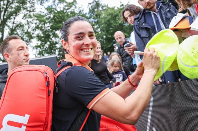 Ons JABEUR TUN patiently signs autographs after her match win, ecotrans Ladies Open 2024, Berlin, LTTC Rot Weiß , 19 06 2024, Copyright: xClaudioxGärtnerx
