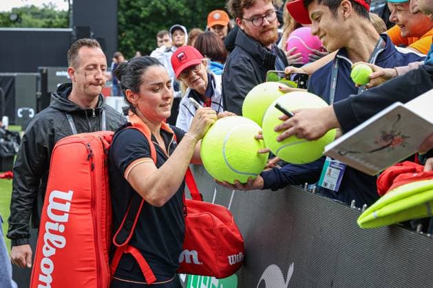 Ons JABEUR TUN patiently signs autographs after her match win, ecotrans Ladies Open 2024, Berlin, LTTC Rot Weiß , 19 06 2024, Copyright: xClaudioxGärtnerx