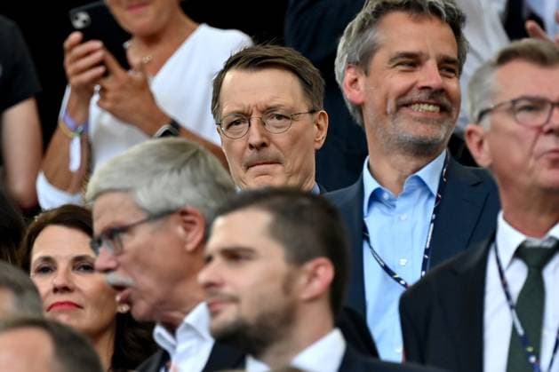 19 06 2024, xjrdrx, European Football Championship 2024, Germany Hungary emspor, v l Karl Lauterbach SPD German Federal Minister of Health DFL DFB REGULATIONS PROHIBIT ANY USE OF PHOTOGRAPHS as IMAGE SEQUENCES and or QUASI VIDEO Stuttgart