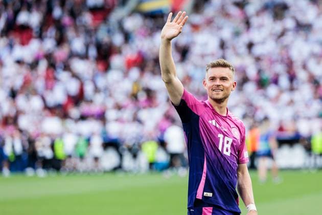 UEFA EURO 2024 Germany Hungary 19 06 2024 Maximilian Mittelstädt Germany, 18 waves towards fans UEFA EURO 2024 Germany Hungary Stuttgart Arena, Stuttgart on 19 06 2024 Copyright: xBEAUTIFULxSPORTS Wunderlx