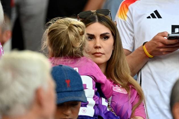 19 06 2024, xjrdrx, European Football Championship 2024, Germany Hungary emspor, v l Robert Andrich German National Football Team DFB wife Alicia and daughter Malia DFL DFB REGULATIONS PROHIBIT ANY USE OF PHOTOGRAPHS as IMAGE SEQUENCES and or QUASI VIDEO Stuttgart