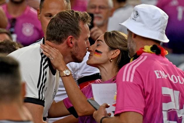 19 06 2024, xpsx, Football EM 2024, Germany Hungary emspor, v l coach Julian Nagelsmann German national football team DFB kisses kisses his girlfriend Lena Wurzenberger DFL DFB REGULATIONS PROHIBIT ANY USE OF PHOTOGRAPHS as IMAGE SEQUENCES and or QUASI VIDEO Stuttgart