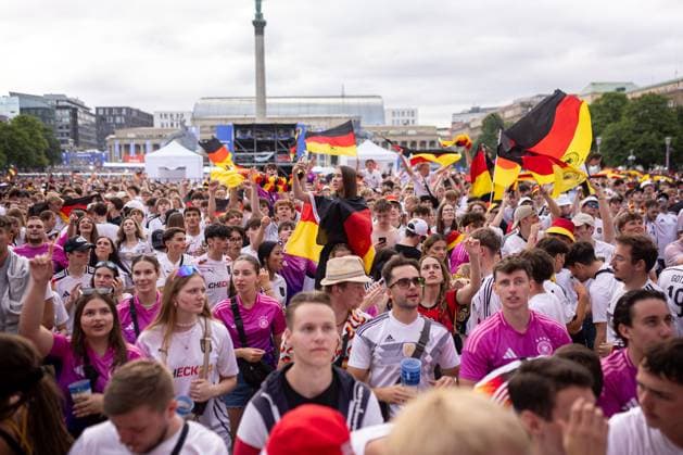 Fans of the German national team cheer and celebrate at the fan festival with public viewing on Stuttgarts Schlossplatz during the second group match against Hungary Stuttgart, EURO2024 Fan Festival Schlossplatz, 19 06 2024 Stuttgart Copyright: xDennisxDuddek xEibnerxPressefotox EP_DDK
