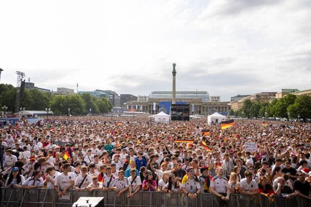 Sport Themen der Woche KW25 Sport Bilder des Tages Fans der deutschen Nationalmannschaft jubeln und Feiern beim Fanfest mit Public Viewing auf dem Stuttgarter Schlossplatz beim zweiten Gruppenspiel gegen Ungarn. Stuttgart, EURO2024 Fanfest Schlossplatz, 19.06.2024 Stuttgart *** Fans of the German national team cheer and celebrate at the fan festival with public viewing on Stuttgarts Schlossplatz during the second group match against Hungary Stuttgart, EURO2024 Fan Festival Schlossplatz, 19 06 2024 Stuttgart Copyright: xDennisxDuddek xEibnerxPressefotox EP_DDK