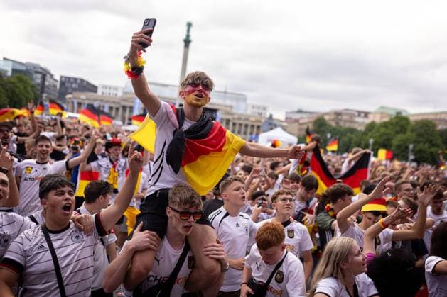 Fans of the German national team cheer and celebrate at the fan festival with public viewing on Stuttgarts Schlossplatz during the second group match against Hungary Stuttgart, EURO2024 Fan Festival Schlossplatz, 19 06 2024 Stuttgart Copyright: xDennisxDuddek xEibnerxPressefotox EP_DDK