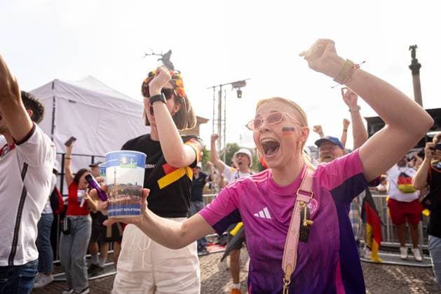 Fans of the German national team cheer and celebrate at the fan festival with public viewing on Stuttgarts Schlossplatz during the second group match against Hungary Stuttgart, EURO2024 Fan Festival Schlossplatz, 19 06 2024 Stuttgart Copyright: xDennisxDuddek xEibnerxPressefotox EP_DDK