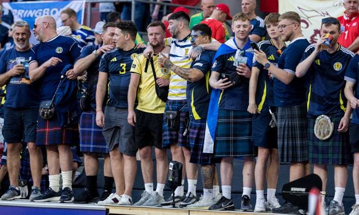 Scotland v Switzerland - UEFA EURO, EM, Europameisterschaft,Fussball 2024 Scotland fans are cheering during the Scotland vs Switzerland match at UEFA Euro 2024 in Cologne, Germany, on June 19, 2024. Cologne Germany  Copyright: xFotoxOlimpikx originalFilename:jastrzebowski-scotland240619_npkrM.jpg