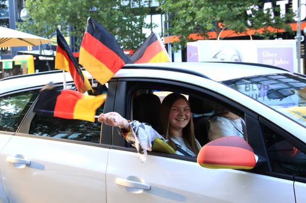 DEU, FIFA, European Championship 2024, cheering in the City West, 19 06 2024, Kaiser Wilhelm Memorial Church, Tauentzienstrasse, Berlin, DEU, FIFA, European Championship 2024, cheering in the City West, in the picture motorcade, cheering fans, flags Photo Juergen Engler nordphoto GmbH nordphotoxGmbHx xEngler nph00076